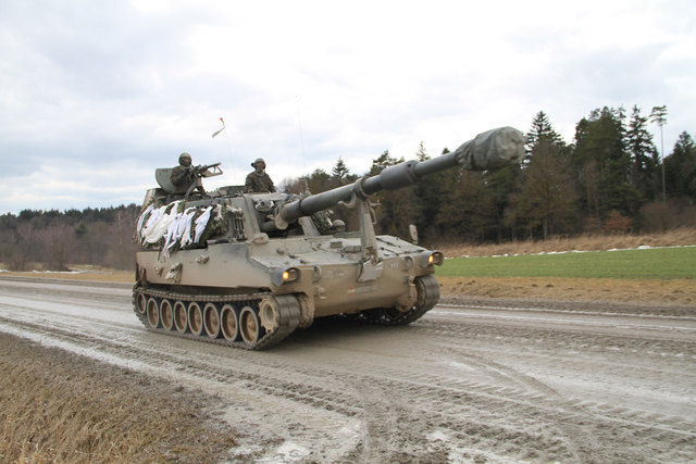 Mit drei Artilleriegeschützen M109 wird am 10. Juni Munition von Altenburg nach Kühbach gefeuert.