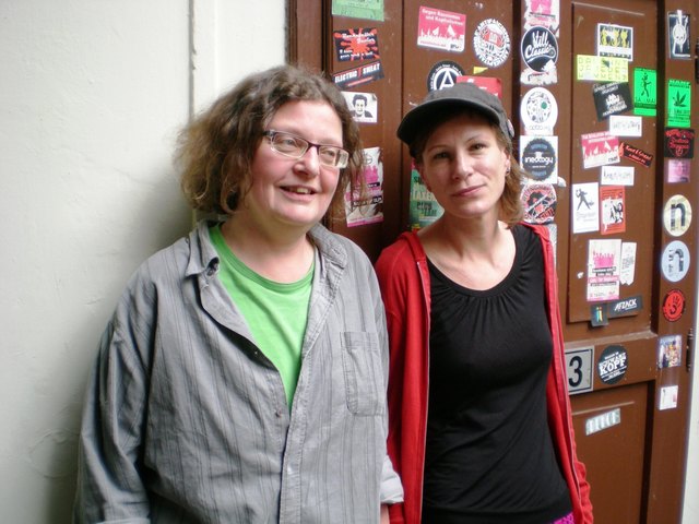 Renate Nahar und Claudia Totschnig sind happy. Die Existenz für das Amerlinghaus ist gesichert.