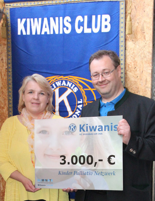 Präsident Gerald Hamminger übergab an die Geschäftsführerin des Kinderpalliativ-Netzwerks OÖ, Ulrike Pribil, einen Scheck in der Höhe von 3000 Euro. | Foto: Kiwanis