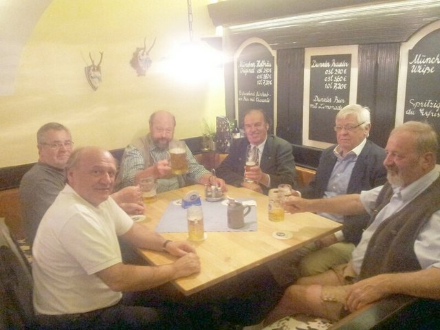 Kürzlich feierte Vierbergelauf-Regionaut Rudi Flatschacher (3.vl) seinen Geburtstag im Hofbräuhaus. Im Freundeskreis bei Super-Bier und bestem Essen!