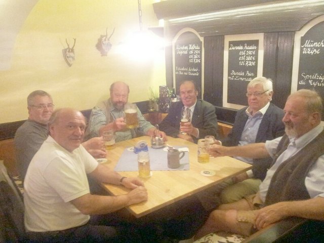 Kürzlich feierte Vierbergelauf-Regionaut Rudi  Flatschacher (3.vl) seinen Geburtstag im Hofbräuhaus. Im Freundeskreis bei Super-Bier und bestem Essen!