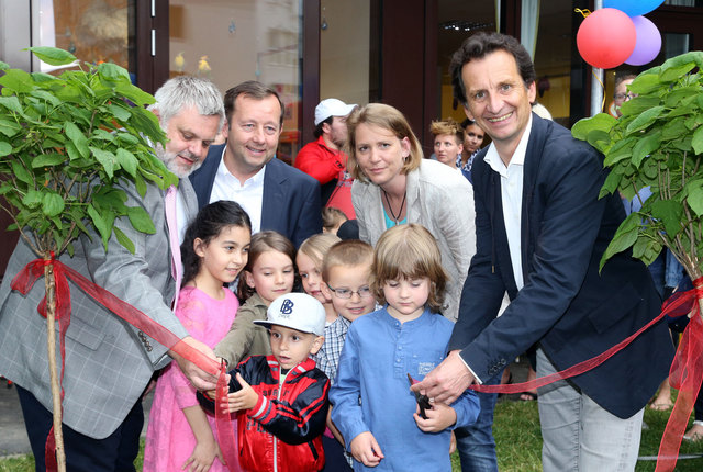 Feierliches Eröffnungsritual im Kindergarten in der Ausstellungsstraße 40. (v.l.): Bezirksvorsteher Karlheinz Hora, Ing. Hermann Klein (IG Immobilien), Karin Bauer (Leitung Kindergarten), Stadtrat Christian Oxonitsch.