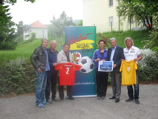 Die Helfer des KFV (v.l.): Jasmin Dzeko, Klassenobmann Dietmar Lagger, sportlicher Leiter des KFV Friedrich Driessler, Giordana Dzeko, KommR Werner Lippitz, Christian Colombo (Obmann des SV Maria Gail). | Foto: KFV/KK