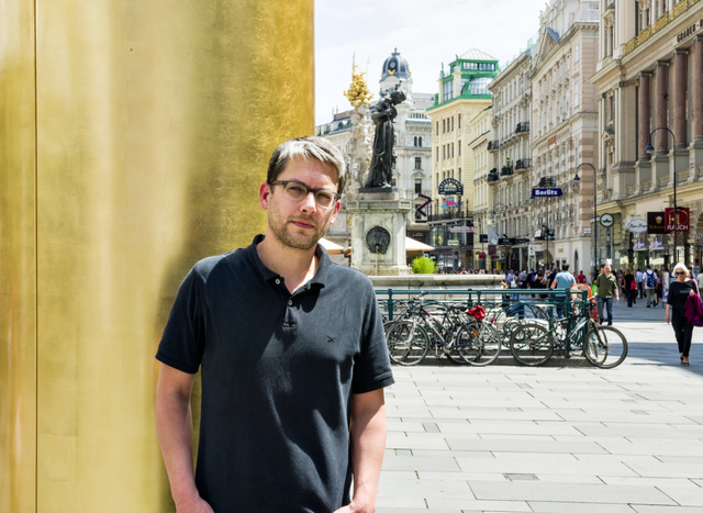Will mit seiner Installation zum Nachdenken über die Banken- und Finanzkrise bewegen. | Foto: Iris Ranzinger 2014