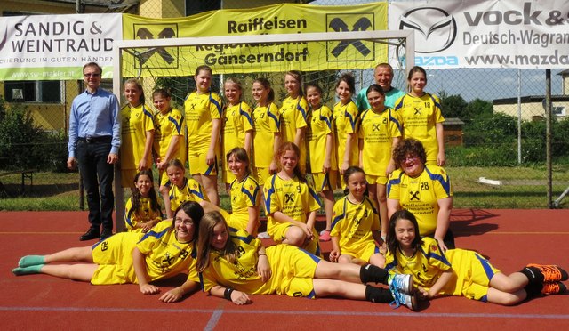 Mit den neuen Dressen machte Direktor Günther-Franz Harold von der Raiffeisen Regionalbank Gänserndorf den Handballmädels eine große Freude. | Foto: privat
