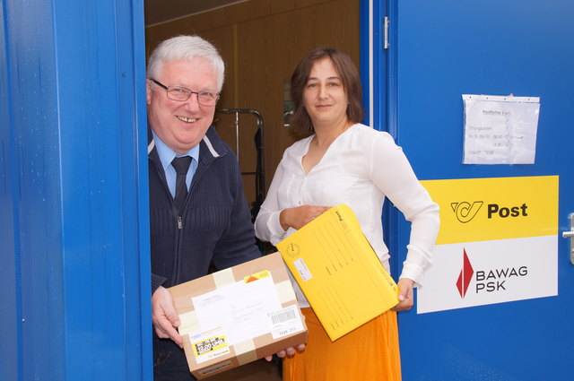 Die Postpartner-Filiale in Puch - ein blauer Container am Bahnhof -  wird von Marlene Kaser betrieben (re.), im Bild mit ihrem Halleiner Kollegen Hubert Seebacher .