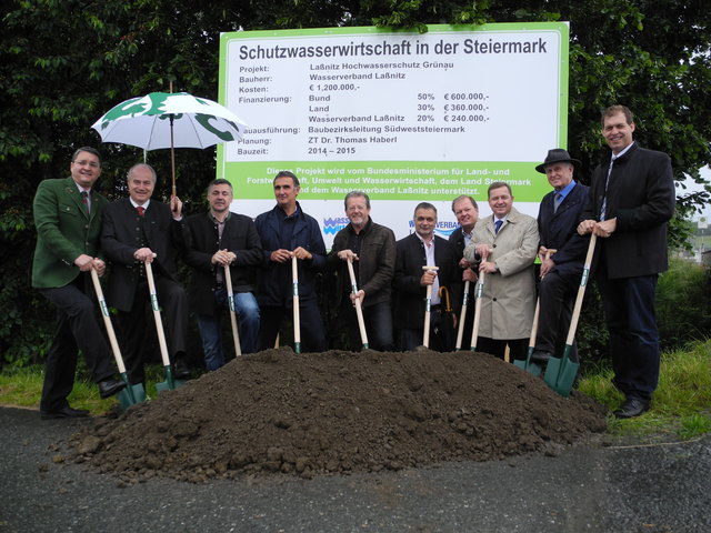 Spatenstich für den Hochwasserschutz: Bgm. Resch (Groß St. Florian), Agrarlandesrat Johann Seitinger, Baubezirksleiter Wolfgang Fehleisen, Bgm. Aldrian (Unterbergla), Oberbaurat Horst Becker, Nationalrat Werner Amon und andere | Foto: Foto: Mempör