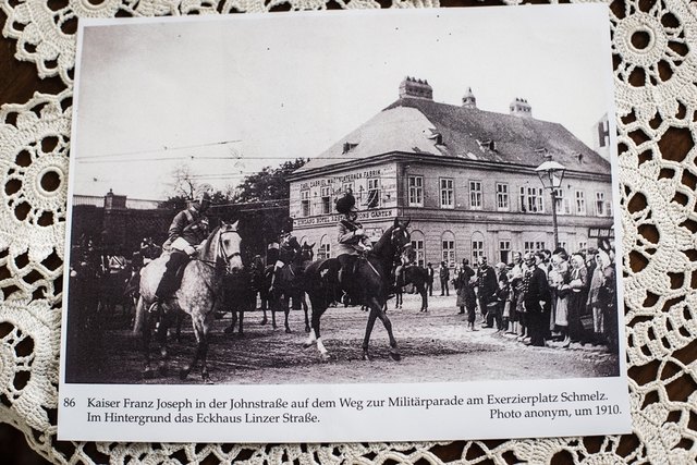 Kaiser Franz Joseph im Jahre 1910 auf der Johnstraße Ecke Linzer Straße auf dem Weg zu einer Militärparade. | Foto: gb*14
