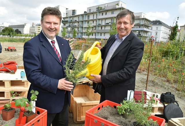 Übergaben den Nachbarschaftsgarten im Eurogate: Stadtrat Michael Ludwig (l.) und Bezirkschef Erich Hohenberger (beide SP). | Foto: PID/Jobst