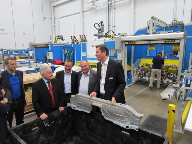 Werner Pamminger von der Clusterland OÖ Gmbh, Landeshauptmann Josef Pühringer, WKOÖ-Direktor Walter Bremberger und WKOÖ-Präsident ließen sich vom Geschäftsführer des voestalpine-Standorts in Cartersville, Philipp Schulz, erklären, welche Teile für die Autohersteller in der Umgebung produziert werden.