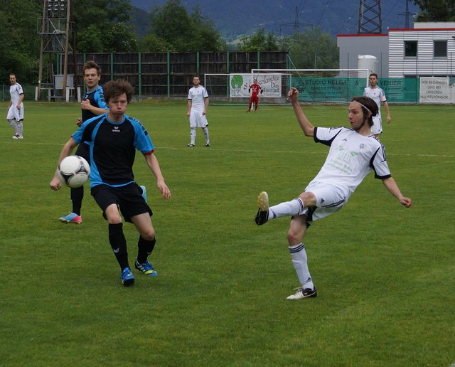 Ein gerechtes Unentschieden bekamen an die 400 Zuseher beim Spiel zwischen Schönwies/Mils (weiß) und der SPG Innsbruck West zu sehen.