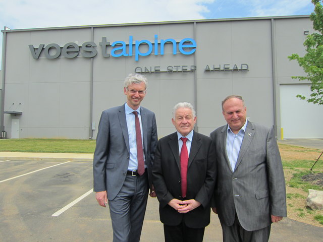 Wirtschaftslandesrat Michael Strugl, Landeshauptmann Josef Pühringer und der oö. Wirtschaftskammer-Präsident Rudolf Trauner vor dem voestalpine-Standort in Cartersville, gut zwei Stunden von Atlanta entfernt. Die voestalpine stellt dort mit 35 Mitarbeitern Strukturteile für die Karosserie von Autos her und beliefert die in der Nähe angesiedelten Fabriken von VW, BMW und Mercedes.