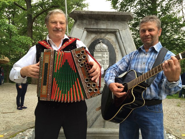 Willi Tonweber und Pepi Binder vor dem Obelisk am Dreiländereck.