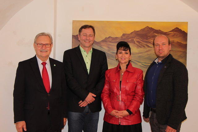 Die Vernissage im Alten Rathaus bot Bilder mit positiven Schwingungen.