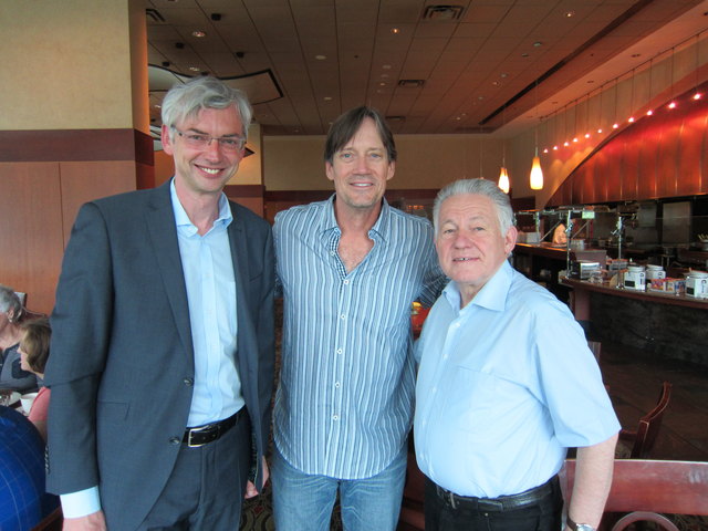 Nahmen "Herkules" in die Zange: Landeshauptmann Josef Pühringer und Wirtschaftslandesrat Michael Strugl trafen im Hotel in Atlanta beim Frühstück Hollywood-Star Kevin Sorbo, der in Europa vor allem durch seine Darstellung des Herkules in der gleichnamigen Serie bekannt geworden ist. Sorbo spricht ein bisschen Deutsch, weil er während seiner Studentenzeit drei Monate in Wien und eineinhalb Jahre in Bayern verbracht hatte.