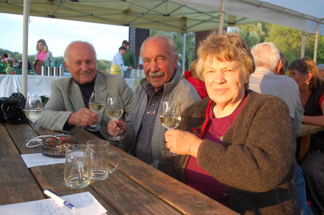 Ortsvorsteher Franz Resperger, Raimund Mayer und Irmgard Vitovec genießen den Wein