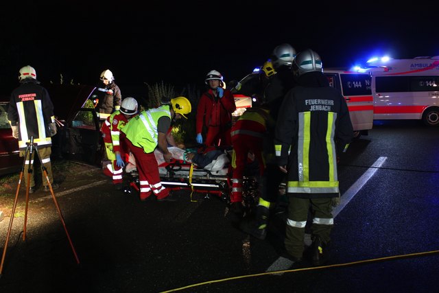 Der Unfalllenker wurde mit schweren Verletzungen ins BKH Schwaz gebracht. | Foto: Feuerwehr Jenbach