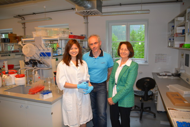 Tz-Ching Jeh aus Taiwan, Thomas Hein und Erika Fischer in einem Labor am WCL.