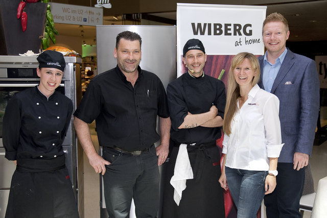 Tamara Rauter (Jungköchin), 
Markus Rieger (SATURN), Hans-Peter Jungmann (zwei Hauben Koch aus Kärnten), 
Doreen Schneemann (Kulinarium Austria), Sebastian Schneemann (Center Manager Kaufhaus Tyrol), | Foto: Kaufhaus Tyrol