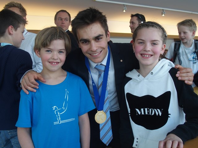Martin und Marie Wolf trafen Europameister Vincenz Höck und durften schon mal eine Goldmedaille berühren.