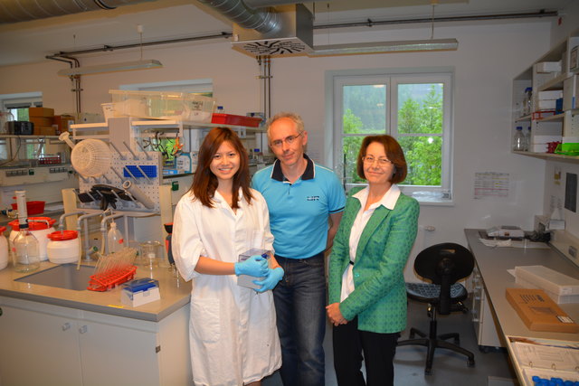 Tz-Ching Jeh aus Taiwan, Thomas Hein und Erika Fischer in einem Labor am WCL.