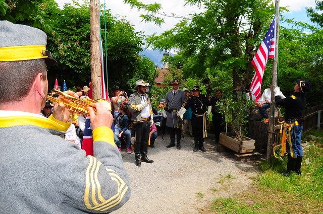 Traditionelles Ritual in Dodge City: Die Flaggenparade der Kavallerie mit Trompetensignal!