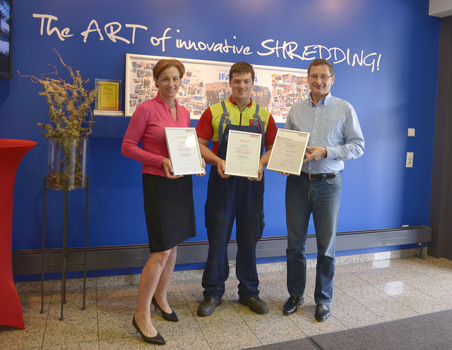 Freuen sich mit ihrem Lehrling: (v.l.) Karin Lindner (Personalchefin), Markus Lagger, Manuel Lindner (Geschäftsführung) | Foto: KK/Lindner