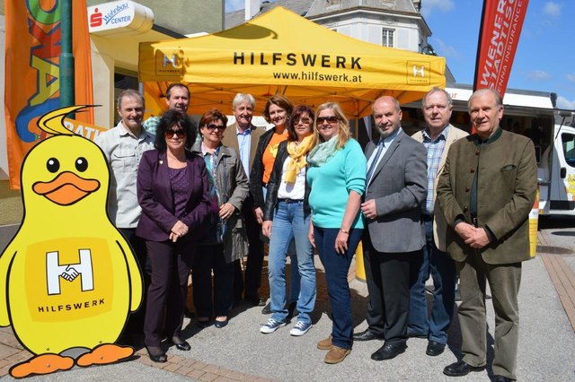 Fidi, die Hilfswerk-Ente begrüßte die lokale Polit-Prominenz.