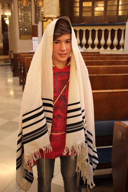 Nina Wildzeiss mit Tallit (Gebetsmantel) in der Synagoge in Wien) | Foto: Foto: NMS Kobersdorf
