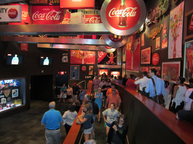 Die Zentrale des Getränkeriesen Coca Cola steht in Atlanta. In der Coca Cola-World dreht sich alles um die Geschichte des Softdrinks und dessen geheime Rezeptur. Für die meisten Besucher der Höhepunkt: Vor dem Verlassen des Museums können sie sich noch durch alle weltweit produzierten Variationen von Cola, Fanta, Sprite & Co. kosten. Ein picksüßes Erlebnis mit Zuckerschockgarantie.