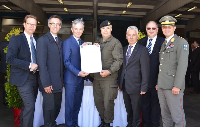 Im Anhang: 1 Foto
Bildtext: Partnerschaftsbegründung zwischen der EVN und dem Melker Pionierbataillon 3: EVN-Vorstand Mag. Stefan Szyszkowitz, NR DI Georg Strasser, EVN-Vorstands-Sprecher Dr. Peter Layr, der Kommandant des Melker Pionierbataillons 3, Oberst Reinhard Koller, Bürgermeister DI Johann Zeiner, NR Otto Pendl und der Militärkommandant von NÖ, Brigadier Mag. Rudolf Striedinger (v.l.). | Foto: Heidi Weyss-Kucera