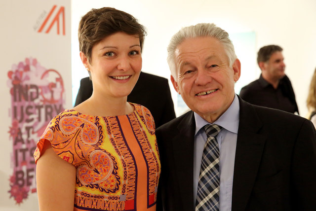 Die 31-jährige Schärdingerin Petra Burgstaller ist in der IT-Abteilung der Coca Cola-Konzernzentrale in Atlanta für Prozessmanagement verantwortlich. Sie traf bei der Eröffnung einer Fotoausstellung über das Innovationsland Oberösterreich in Atlanta auf "ihren" Landeshauptmann Josef Pühringer. Mehr über Petra Burgstaller lesen Sie auf: http://www.meinbezirk.at/linz/chronik/schaerdingerin-macht-karriere-in-coca-cola-zentrale-d971588.html