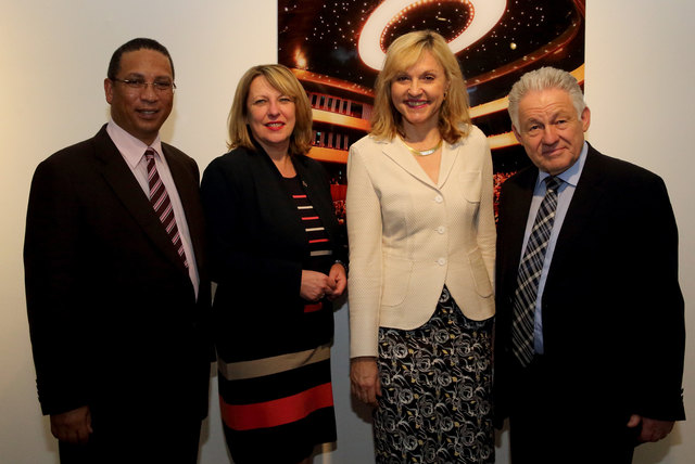 Mit Vertretern von drei der sechs Partnerregionen bei der Ausstellungseröffnung "innovation@upper.austria" am 1. Juni 2014 im Woodruff Arts Center in Atlanta v.l.n.r.: Minister für Finanzen und Internationales (Westkap) Ivan Meyer, Ministerin für Internationales Christine St. Pierre (Quebec), Staatsministerin Beate Merk (Bayern), Landeshauptmann Josef Pühringer. | Foto: Land OÖ/Kraml