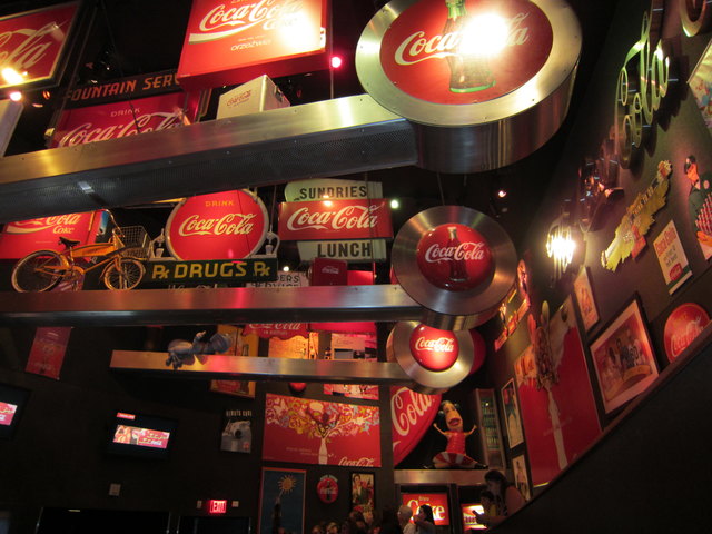 Die Zentrale des Getränkeriesen Coca Cola steht in Atlanta. In der Coca Cola-World dreht sich alles um die Geschichte des Softdrinks und dessen geheime Rezeptur. Für die meisten Besucher der Höhepunkt: Vor dem Verlassen des Museums können sie sich noch durch alle weltweit produzierten Variationen von Cola, Fanta, Sprite & Co. kosten. Ein picksüßes Erlebnis mit Zuckerschockgarantie.