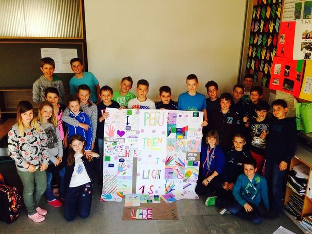 Die SchülerInnen sind mit großem Eifer bei der Sache für den guten Zweck. | Foto: Foto: HS Kitzbühel