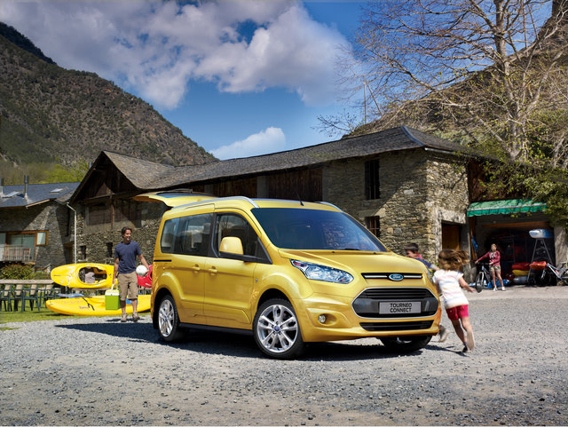 Ford Grand Tourneo Connect mit viel Platz und Komfort: Mit seinen großen Fenstern, der angenehmen Fahrwerksabstimmung und der guten Geräuschdämmung fühlen sich die Passagiere wie in einem komfortablen Kleinbus. | Foto: Ford