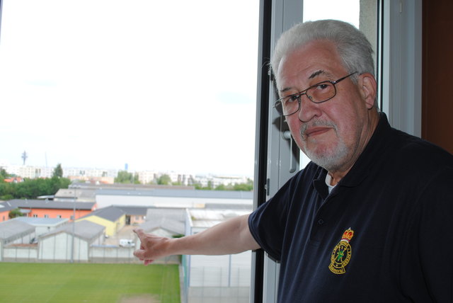 Horst Schleihs, Kopf der Bürgerinitiative Contra Viola Park, blickt von seinem Wohnzimmerfenster auf das Gelände, auf dem rund 800 Wohnungen samt Tiefgaragen entstehen.