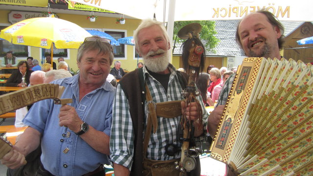Anton „Plotsch’n-Tone“ Dabernig mit dem Rader-Duo Sepp und Hans (von links)