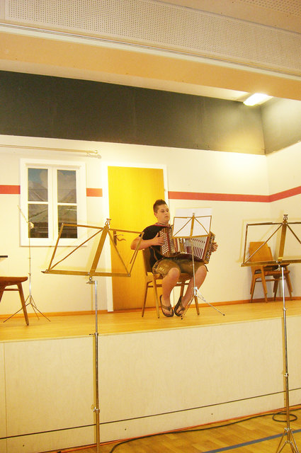 Marcel Huber spielte auf der Harmonika den "Slowenischen Bauerntanz". | Foto: KK
