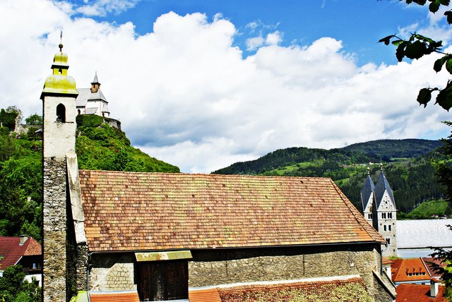 Bad Dreikirchen hat 3 zusammenhängend gebaute Kapellen!!  in Friesach sind 3 Kirchen nicht zusammenhängend doch sehr nah beieinander. Im Vordergrund die Blutkirche, oben die Peterskirche und rechts die Stadtpfarrkirche St. Bartholomäus.