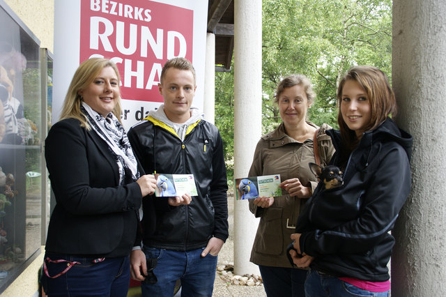 Zooleiterin Tanja Zizdai (li.) mit Roman Pinsker und Freundin Steffi (re.) sowie Susanne Rumpler (2. v. re.).