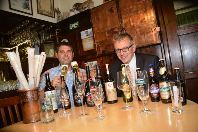 Was für ein Anblick: Eine Auswahl der Top-Biere im "Goldenen Löwen". Andreas Frey und August Teufl gefällt's sichtlich.