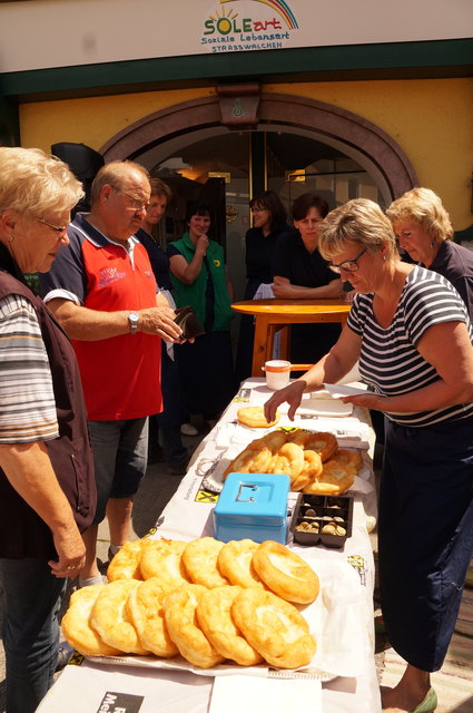 Firsch zubereitete Bauernkrapfen von den Straßwalchner Bäurinnen.