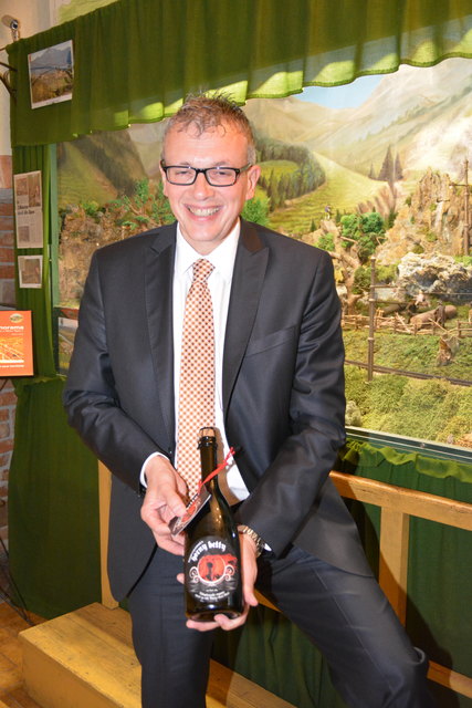 Der BEZIRKSBLÄTTER Biertester mit der "Horny Betty". Das Bier wird ein eine Sektflasche abgefüllt.