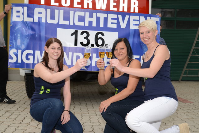 Vorfreude auf das Blaulichtevent: Die Mädels stoßen schon jetzt auf den 13. Juni an. | Foto: Winkler