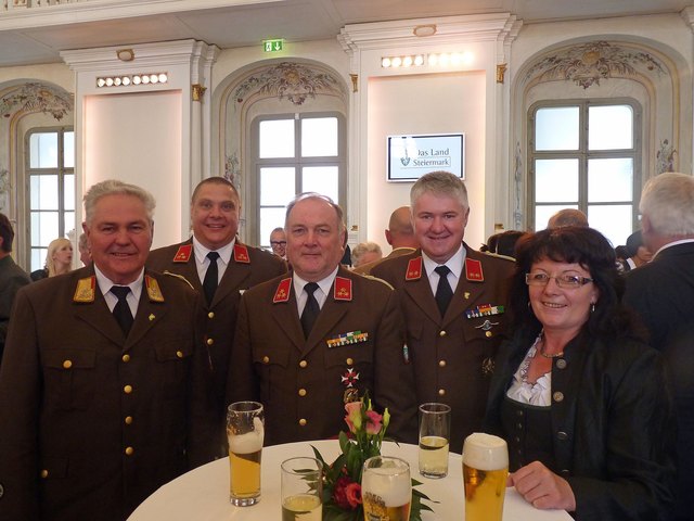 OBR a. D. Franz Hauptmann, HBI Ewald Perl, HBI a. D. Josef Romirer, OBI Reinhard Kahaun, Gattin Grete Romirer | Foto: FF Vorau