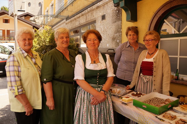Die Irrsdorfer Goldhaubenfrauen verkauften selbstgemachten Kuchen.