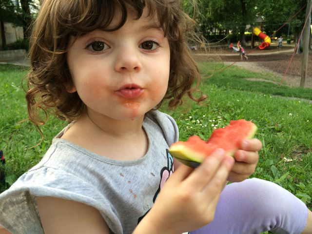 Spielen macht hungrig und durstig! Wie praktisch, dass Papa Melonen eingepackt hat. | Foto: privat