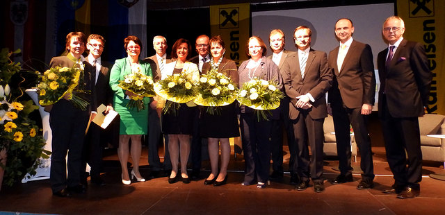 Die Raiffeisen-Mitarbeiter wurden für ihre langjährige Zugehörigkeit ausgezeichnet.