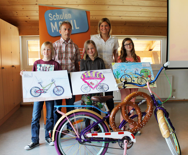Die Bezirks-Preisverleihung des Wettbewerbs „Crazy Bike 2014“ in Imst mit (v.l.) Raphael Straus (3. Platz), Direktor Hubert Markt, VS Wald / Arzl i.P., Johanna Stocker (1. Platz), Mag.a Anna Schwerzler, Klimabündnis Tirol, Sophia Gabl (2. Platz). | Foto: Foto: Klimabündnis Tirol